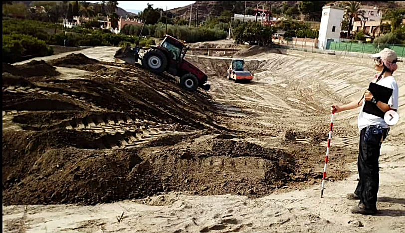 Mujer supervisando un yacimiento arqueológico