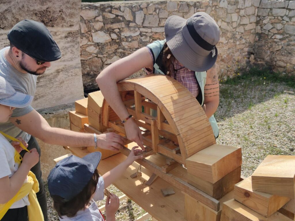 Persona haciendo manualidades utilizando una herramienta antigua